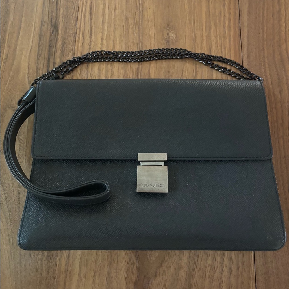 LOUIS VUITTON black clutch with chain